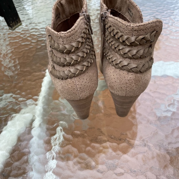 Ankle booties with a peep toe. Report brand. Size 6 - Picture 3 of 4